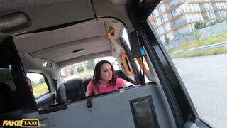 Fake Taxi - Maya B bekúrva a hátsó ülésen