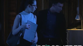Rebecca Volpetti termetes pélót kap a popójába