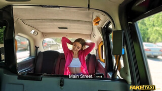 Fake Taxi - Sportos szuka megkettyintve a taxiban