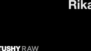 TUSHYRAW - Rika seggel lovagolja meg a termetes kukacot