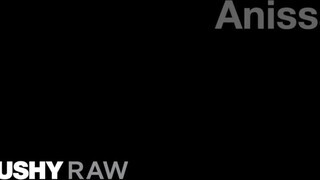 TUSHYRAW - Anissa Kate popójába dárdát tolnak