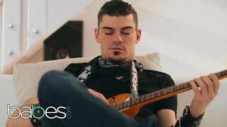 Babes - Mia Evans reszel a gitáros pasassal