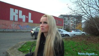 Public Agent - Victoria Pure muffjába betolja a fickó