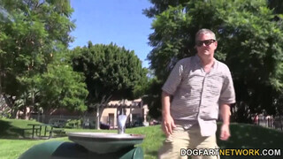 Kayla West a palija előtt dug