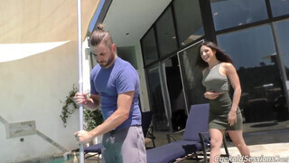 Abella Danger a pasasa előtt dug