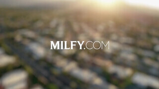 MILFY - Sweet Vickie a luvnya rendőrnő