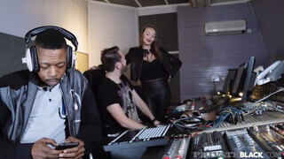 PrivateBlack - Stacy Cruz élvezi a méretes hímtagot