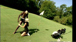 Private Interracial - Sylvia Sun a golfpályán megdöngetve