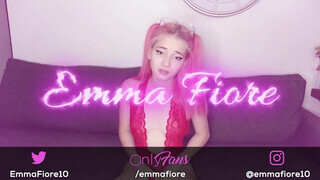 Emma Fiore gigászi dildókat nyom a hátsójába