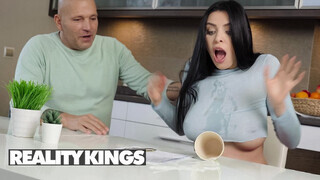 REALITY KINGS - Kira Queen a szomszéd fószerrel közösül