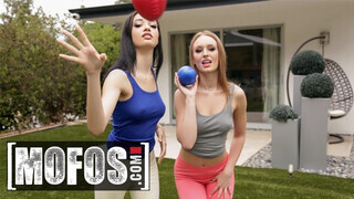 Mofos - Daisy Stone és Scarlett Bloom édeshármasban dugnak