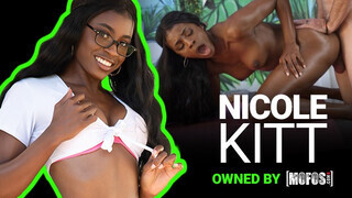 Mofos - Nicole Kitt a bájos óriási csöcsű csoki pipi