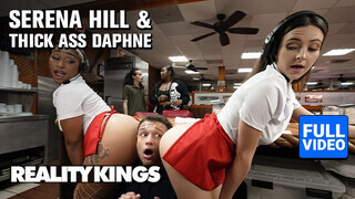 REALITY KINGS - Thick Ass Daphne és Serena Hill a vonzó pincérnők