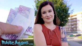 Gyönyörű kicsike Eliss meztelenül pózol amatőr fotózáson