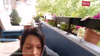 Lara Bergmann forró baletli orálozása bekúrva méretes faszal