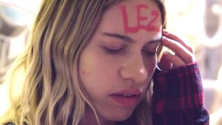 Tinédzser lányok forró fürdőszobai lesbi játszmája